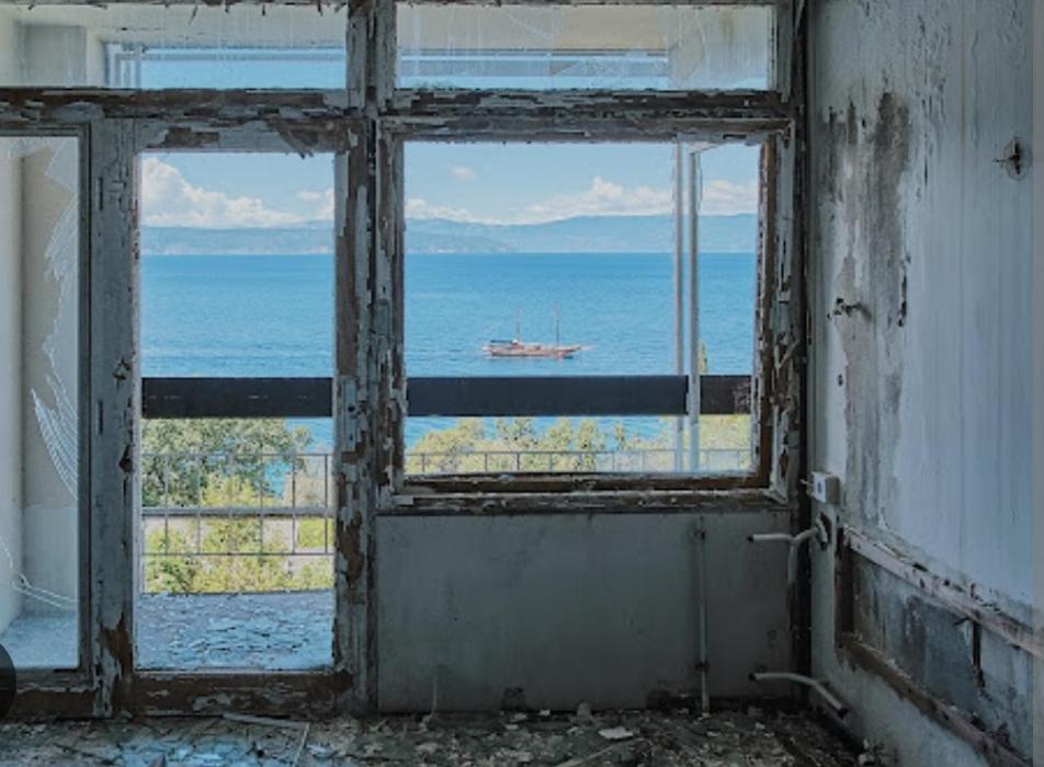 Haludovo Virtual Ruin Hotel Bungaloos Apartments And Camping, International Cooperation And Assistance For Rebirth Baracska ภายนอก รูปภาพ
