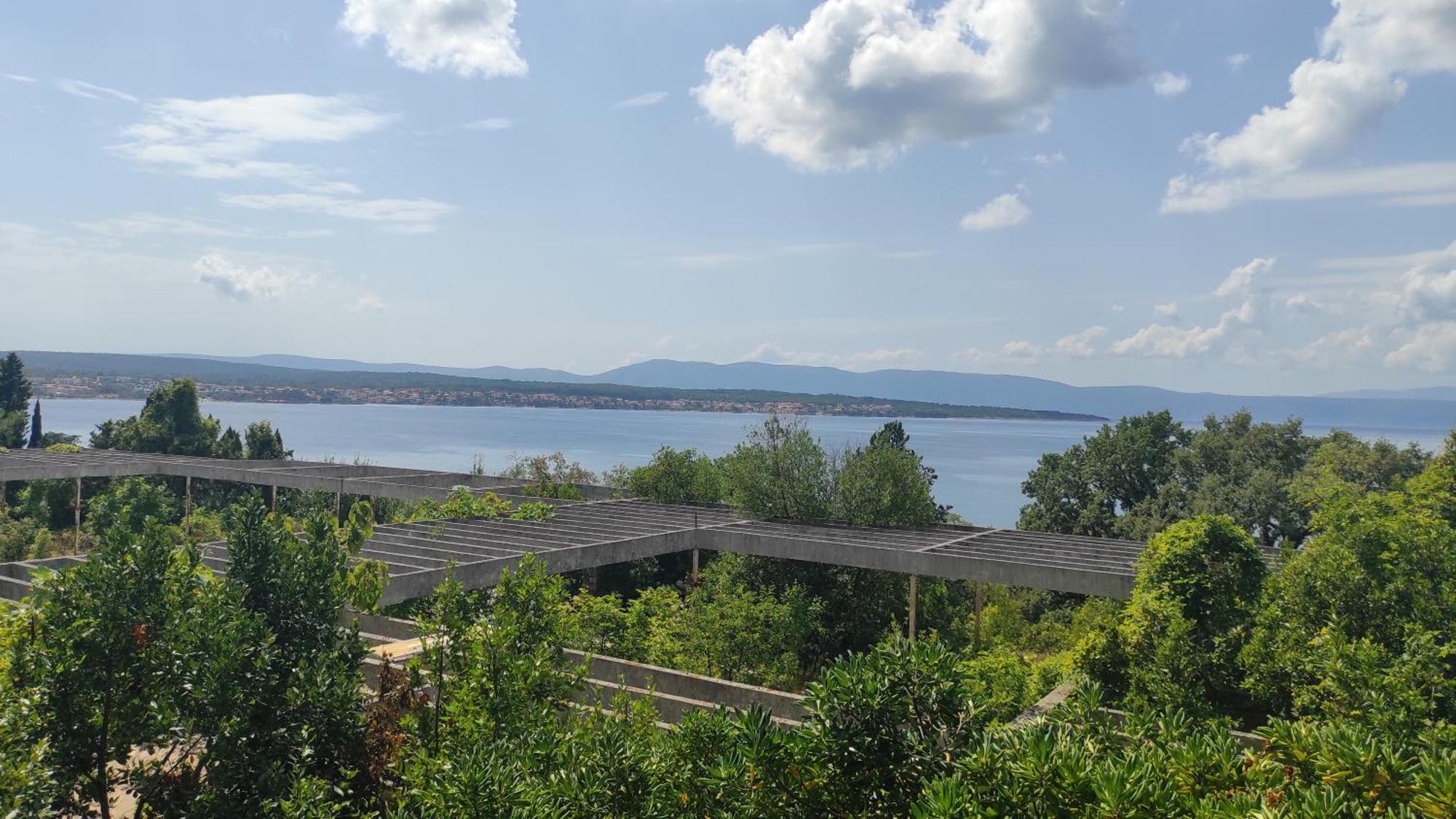 Haludovo Virtual Ruin Hotel Bungaloos Apartments And Camping, International Cooperation And Assistance For Rebirth Baracska ภายนอก รูปภาพ