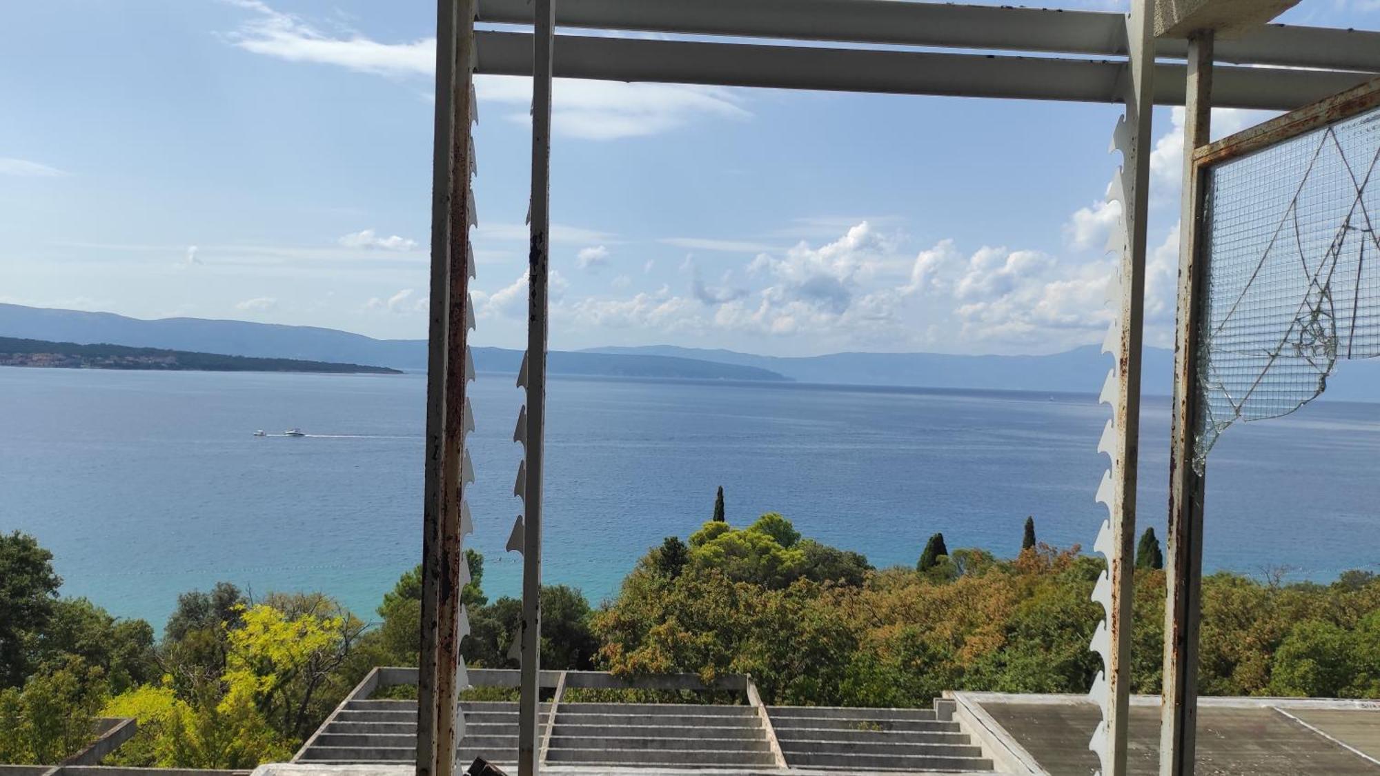 Haludovo Virtual Ruin Hotel Bungaloos Apartments And Camping, International Cooperation And Assistance For Rebirth Baracska ภายนอก รูปภาพ