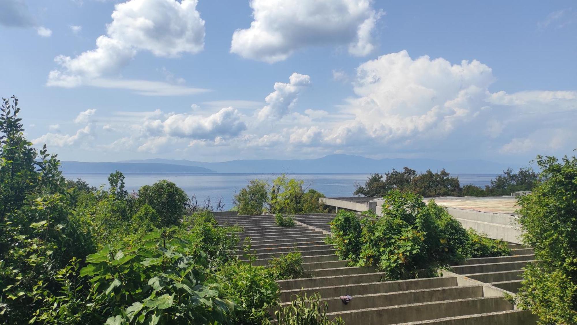 Haludovo Virtual Ruin Hotel Bungaloos Apartments And Camping, International Cooperation And Assistance For Rebirth Baracska ภายนอก รูปภาพ
